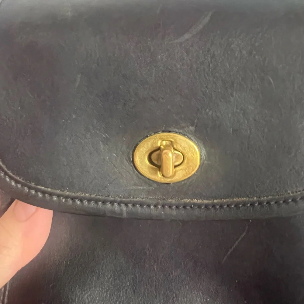 Vintage Coach Black Leather Crossbody with Gold Turnlock - Picture 4 of 9